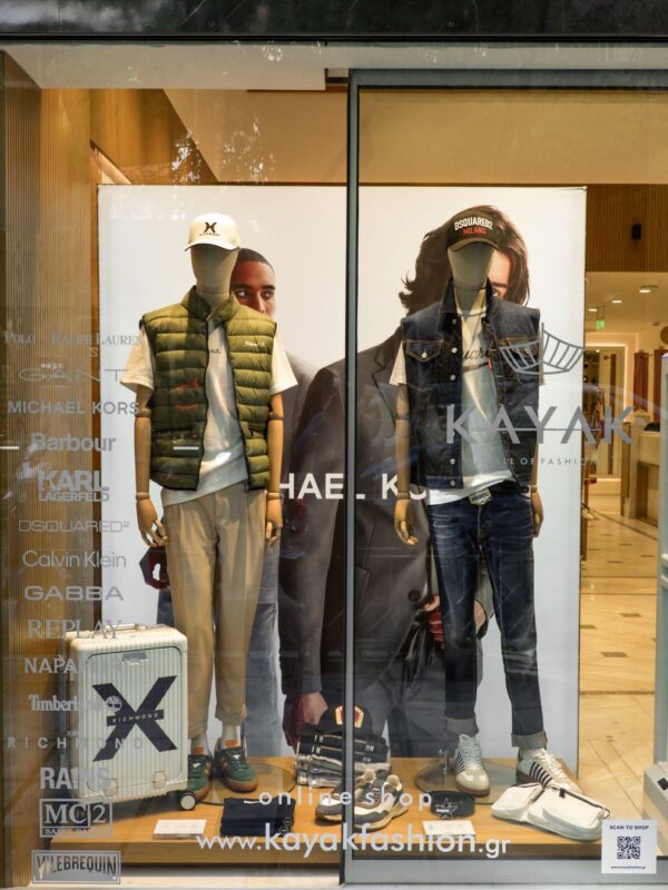 Ανδρικές κούκλες βιτρίνας στο κατάστημα KAYAK Θεσσαλονίκης