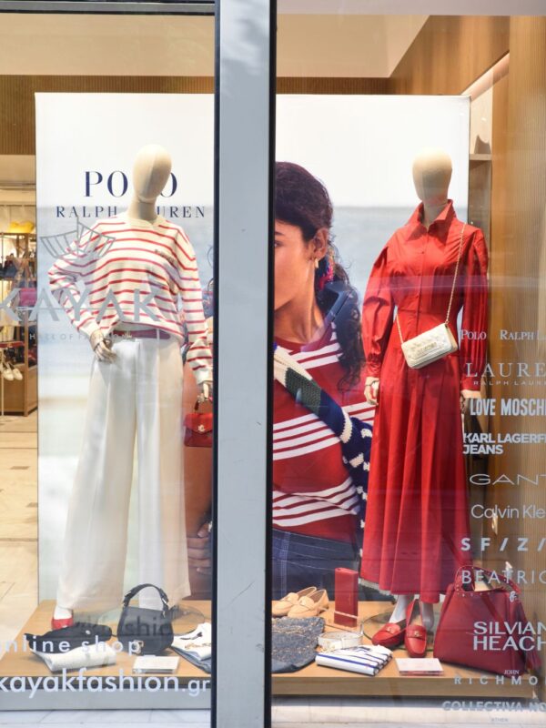 Γυναικείες κούκλες βιτρίνας στο κατάστημα KAYAK Θεσσαλονίκης