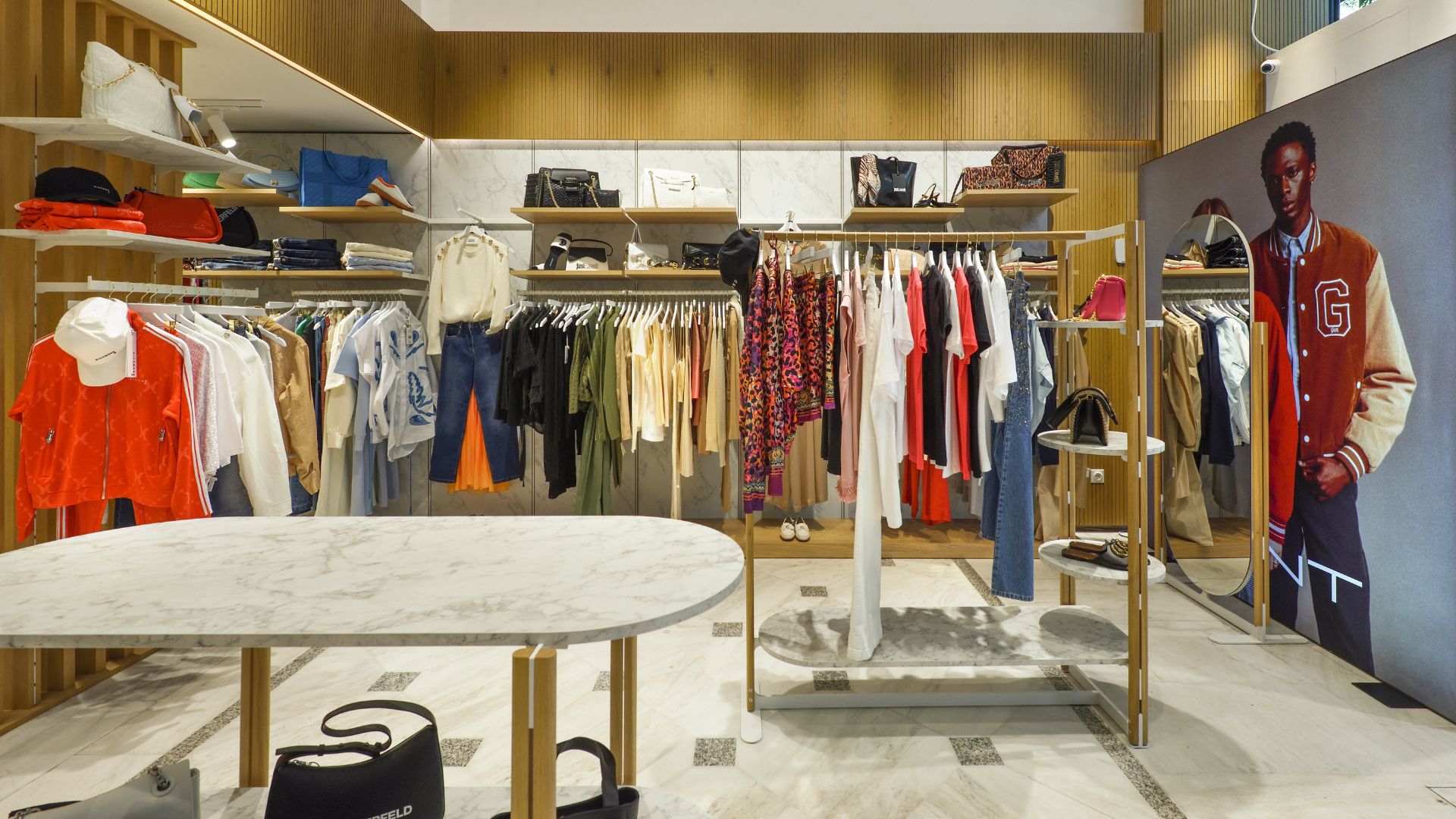 Εσωτερικό καταστήματος Kayak Θεσσαλονίκη- γυναικείο τμήμα