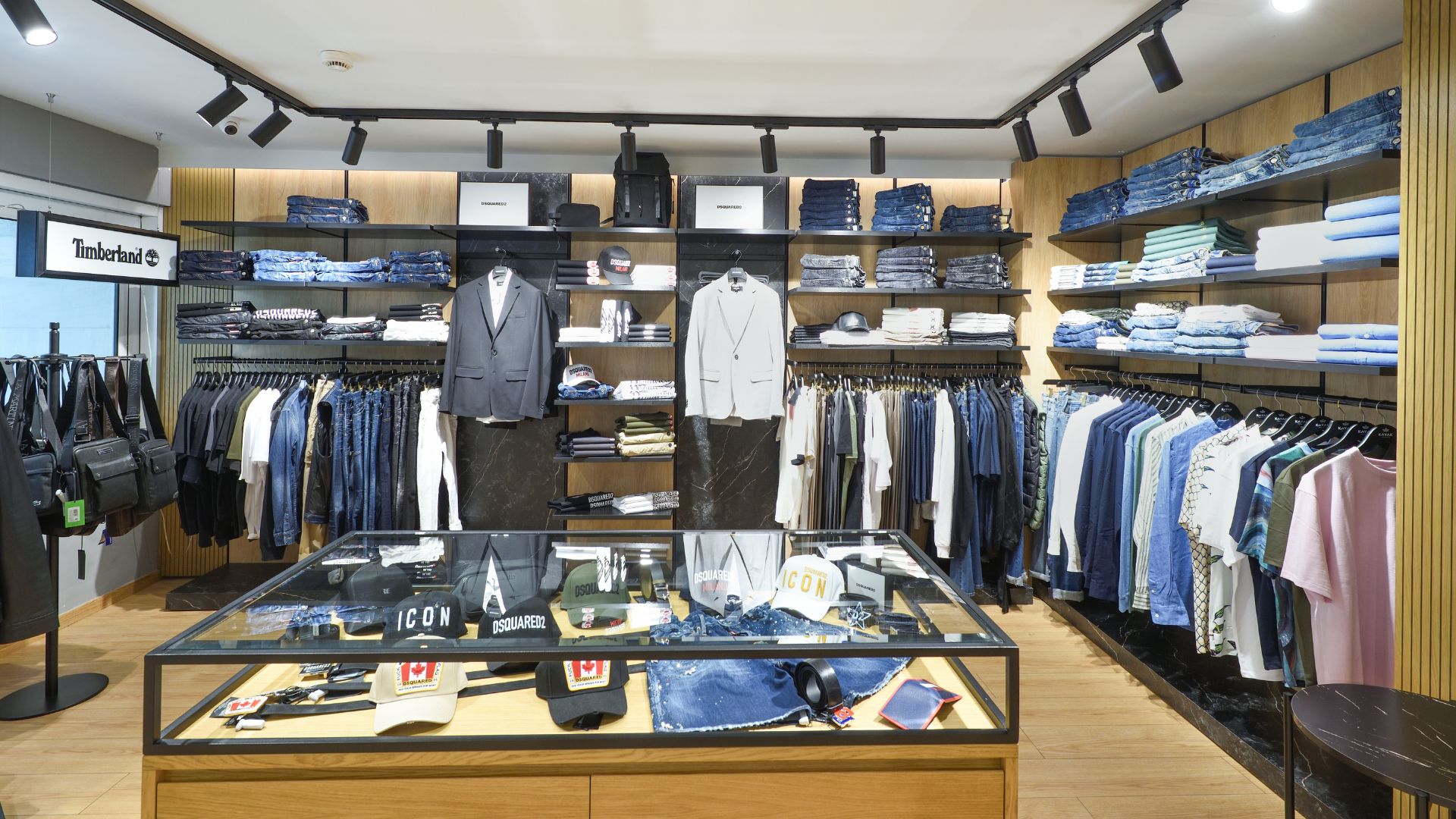 Εσωτερικό καταστήματος Kayak Θεσσαλονίκη- ανδρικό τμήμα