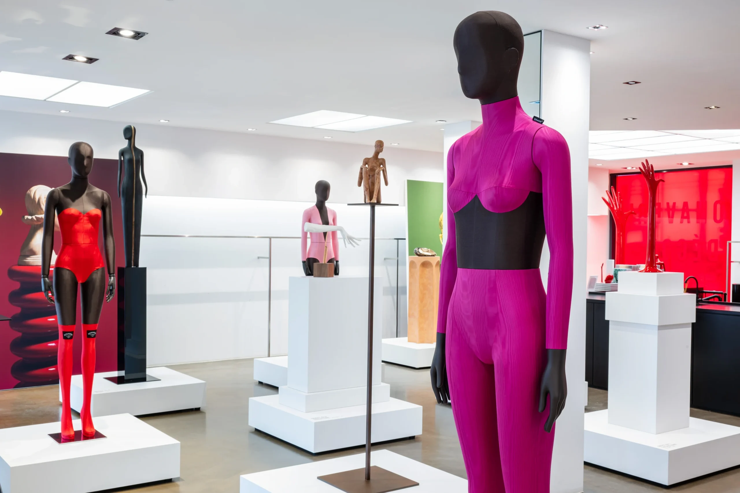 bonaveri-euroshop-2026-magenta-mannequin-corset-wider-gallery-scaled