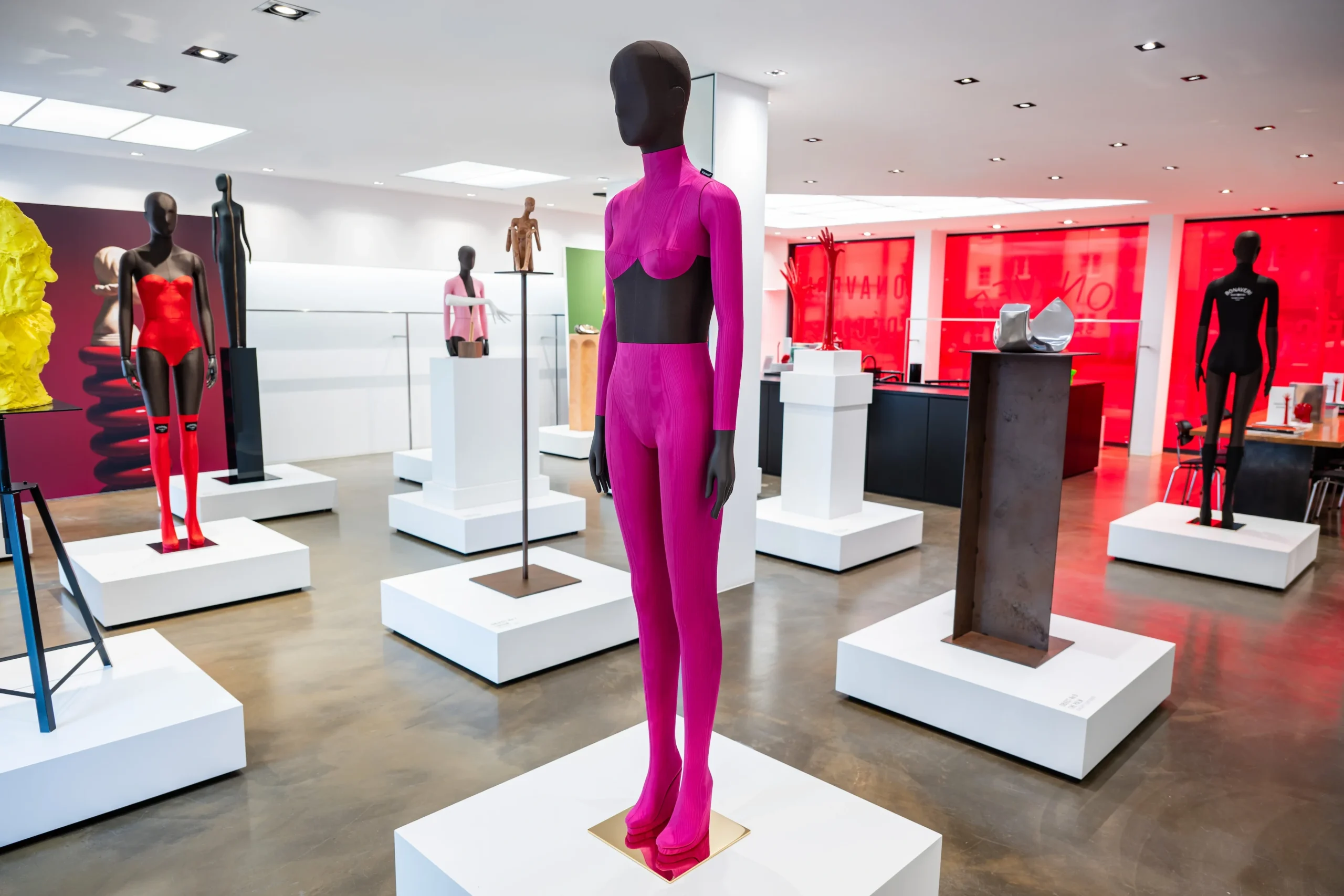 bonaveri-euroshop-2026-magenta-mannequin-front-view-gallery-scaled
