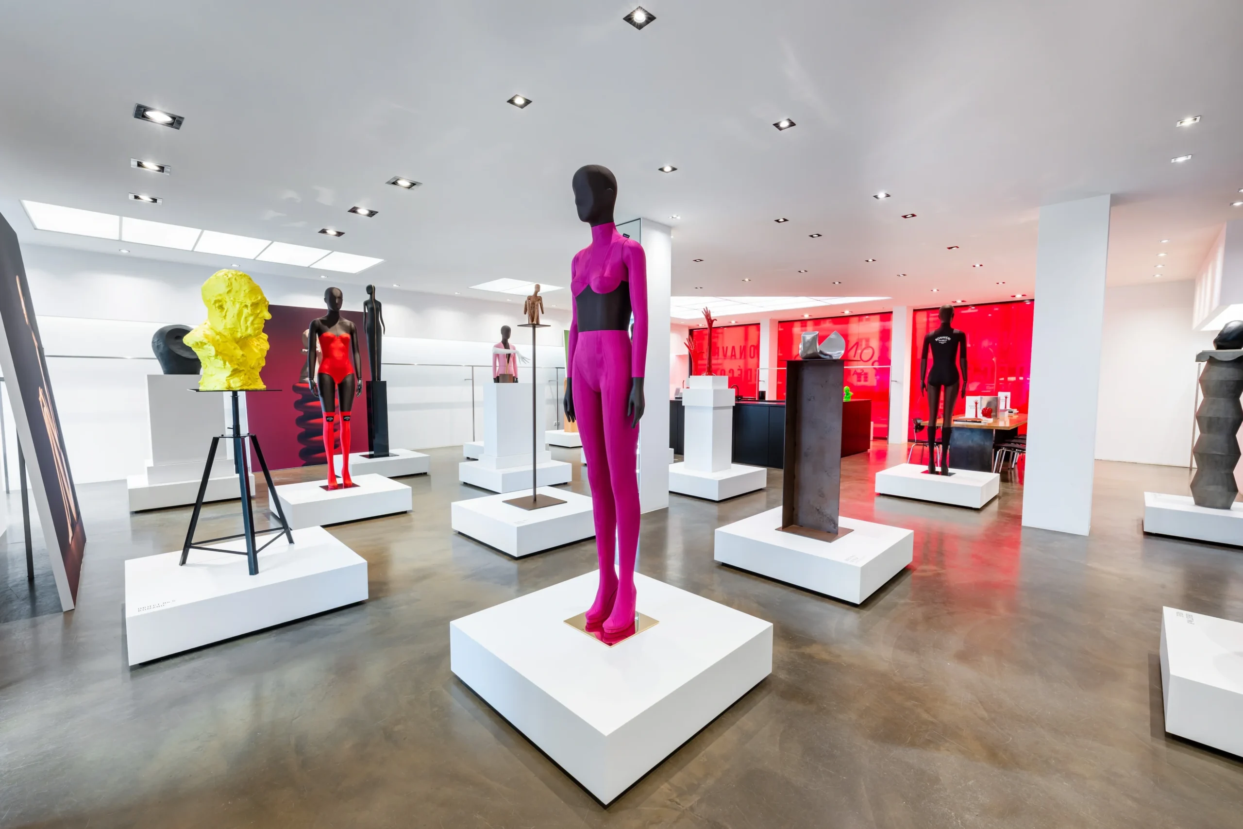 bonaveri-euroshop-2026-magenta-mannequin-full-length-podium-scaled