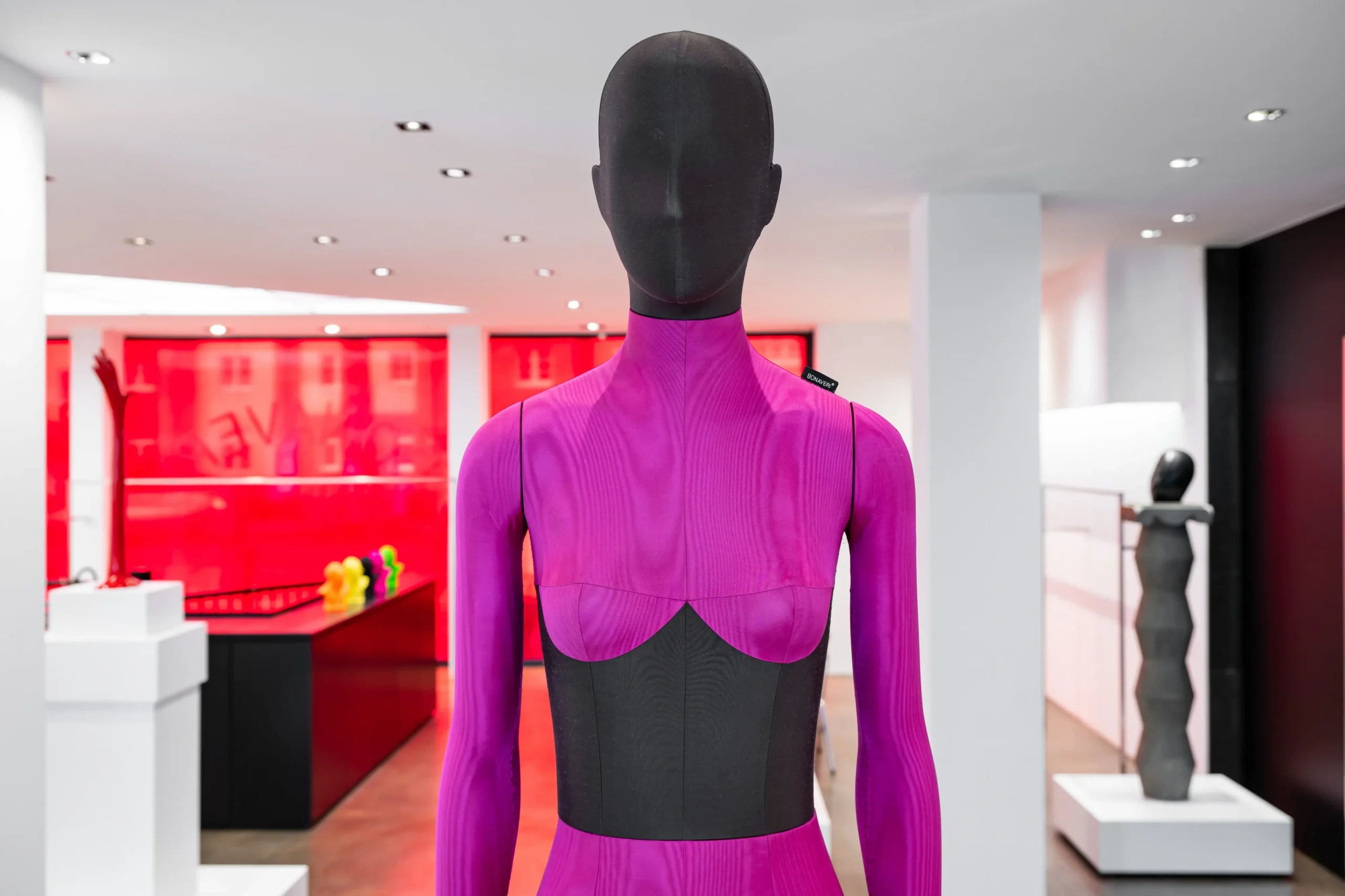 bonaveri-euroshop-2026-magenta-sartorial-bespoke-mannequin-corset-scaled