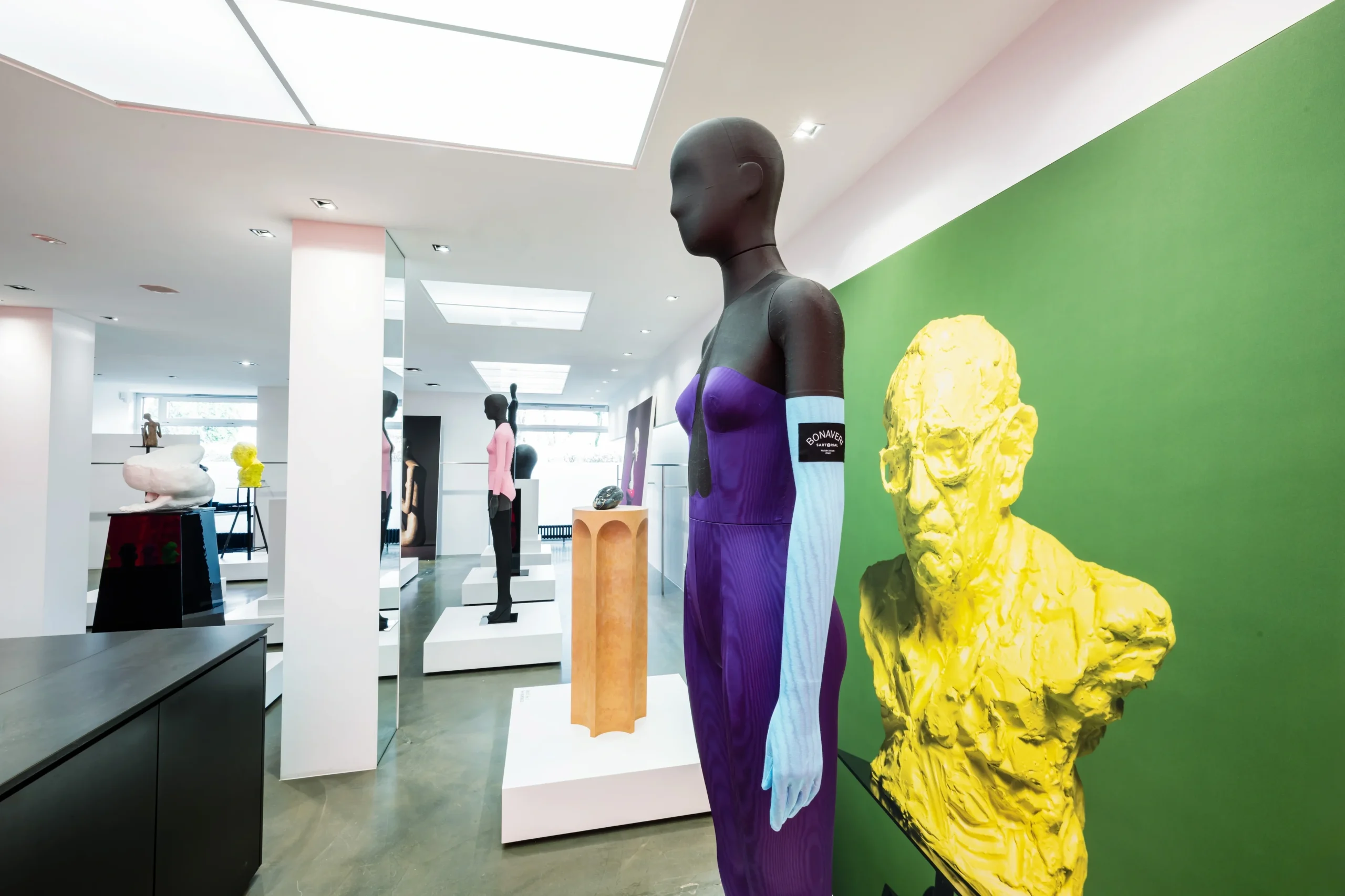 bonaveri-euroshop-2026-purple-mannequin-blue-gloves-yellow-bust-scaled