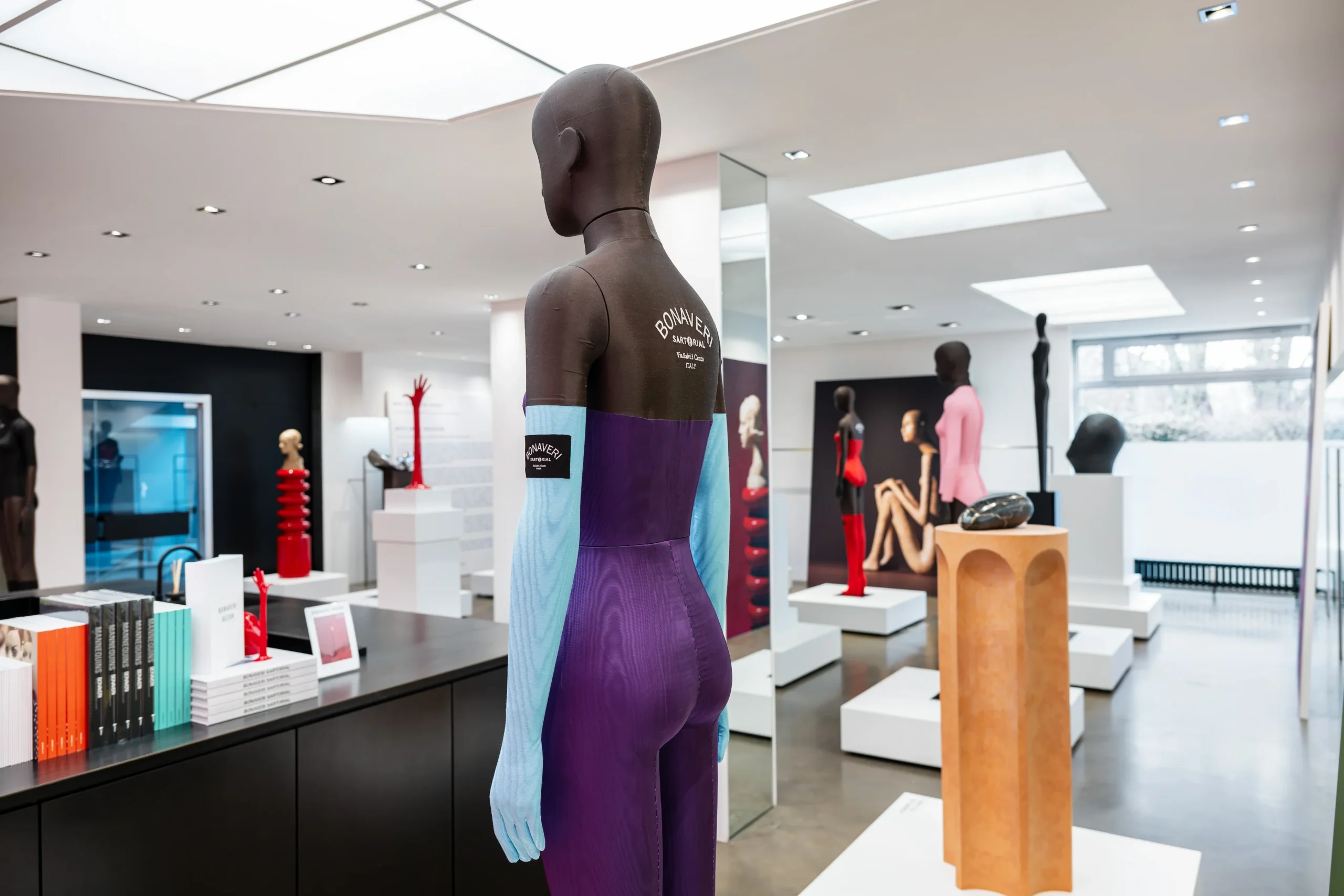 bonaveri-euroshop-2026-purple-mannequin-striped-sleeve-rear-view-scaled