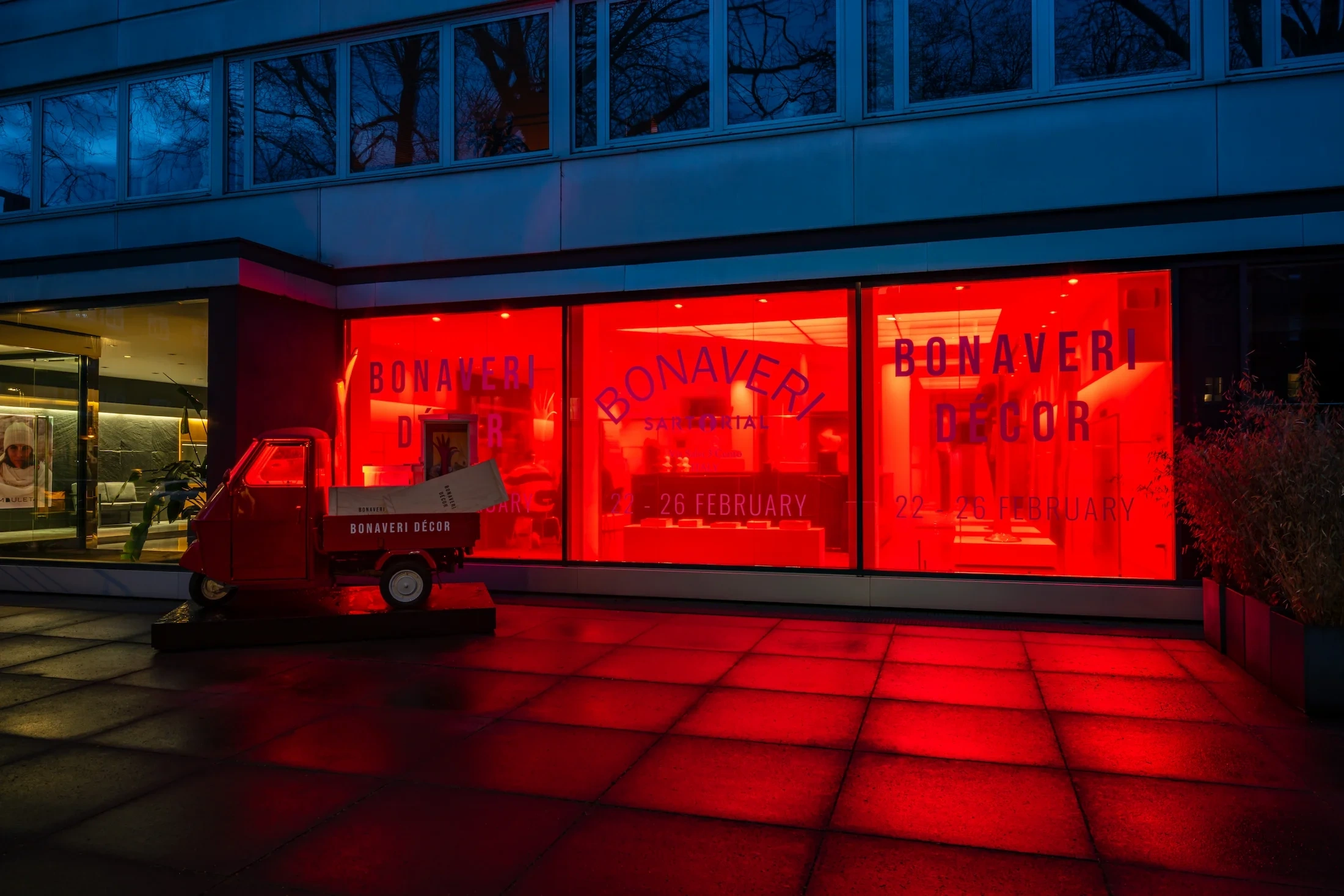bonaveri-euroshop-2026-showroom-exterior-night-red-glow