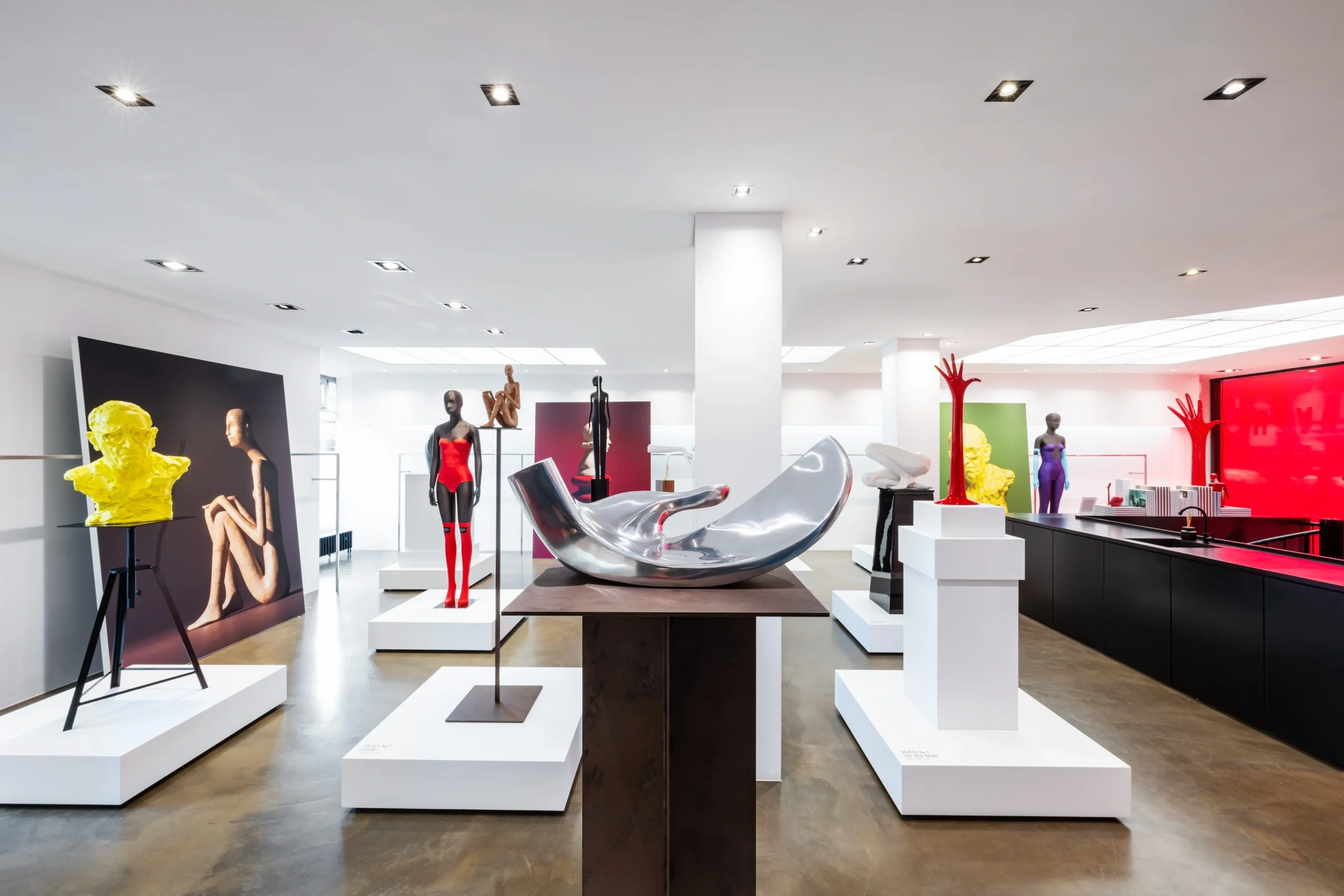 bonaveri-euroshop-2026-silver-reclining-decor-object-gallery-view-scaled