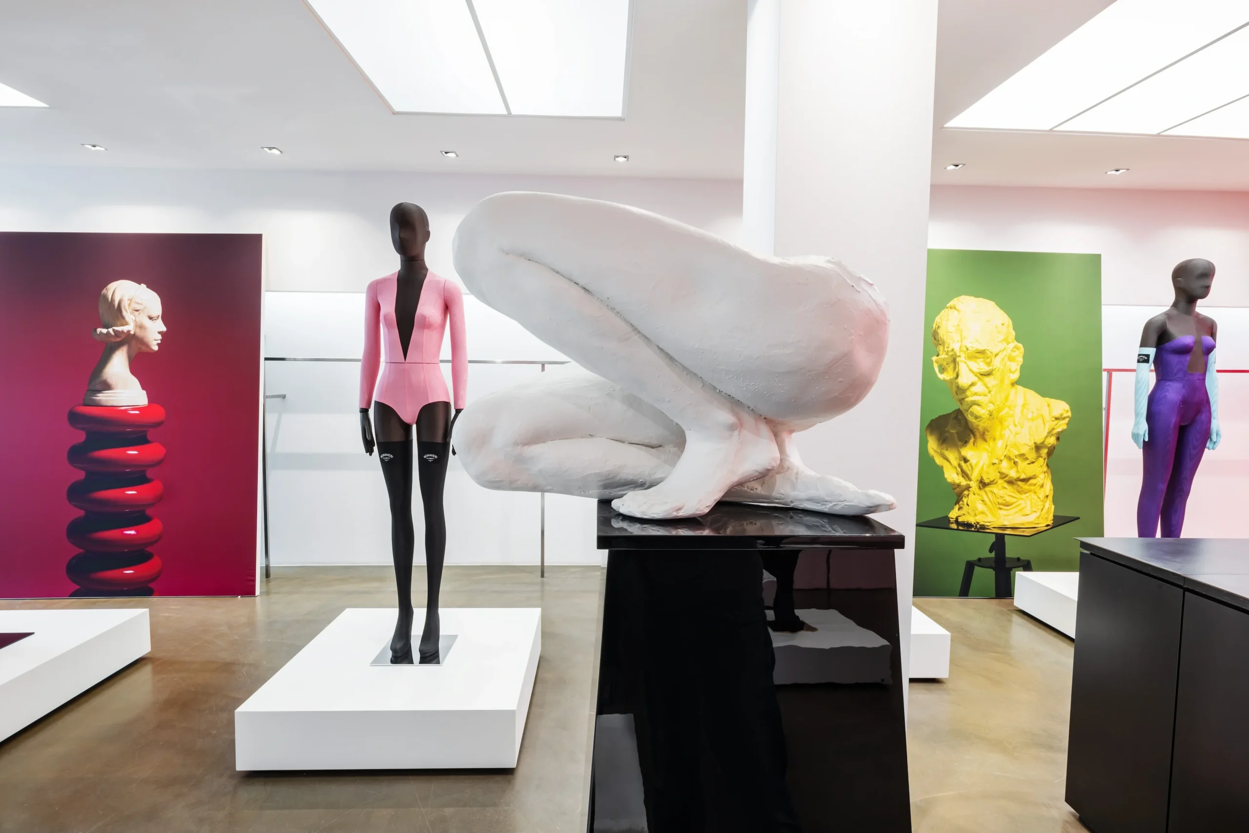 bonaveri-euroshop-2026-white-sculptural-decor-object-on-podium-scaled