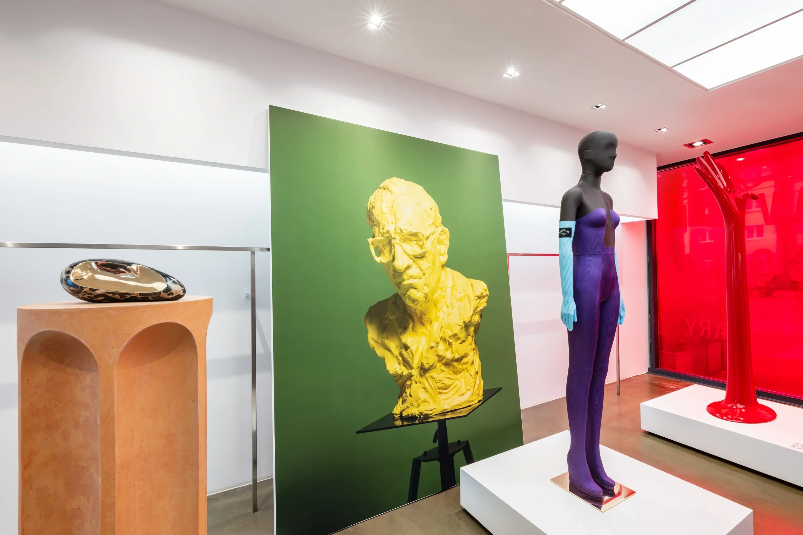 bonaveri-euroshop-2026-yellow-bust-portrait-green-wall-purple-mannequin-scaled